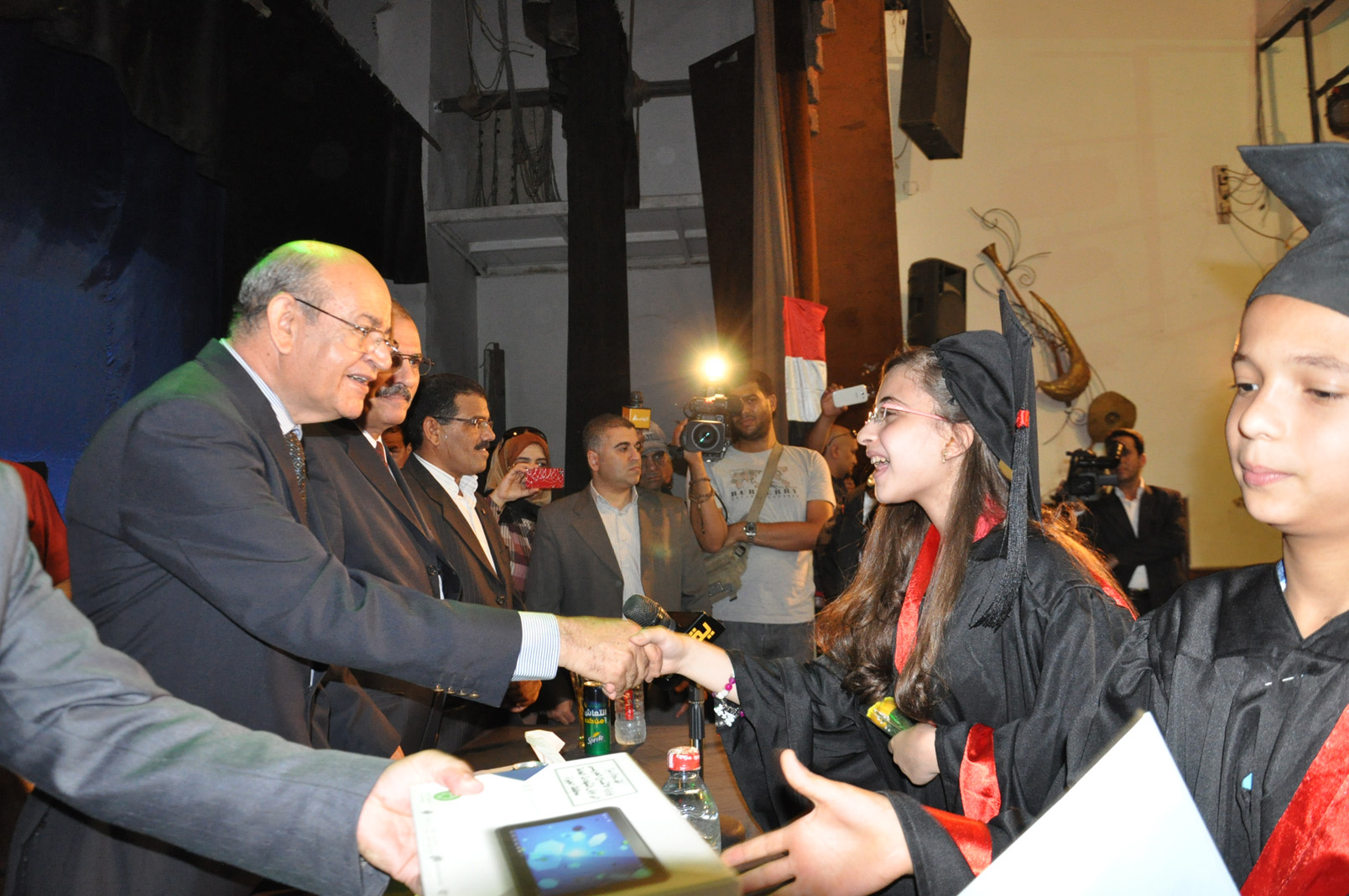 الجيزة تكرم المتفوقين بالشهادتين الإبتدائية والإعدادية