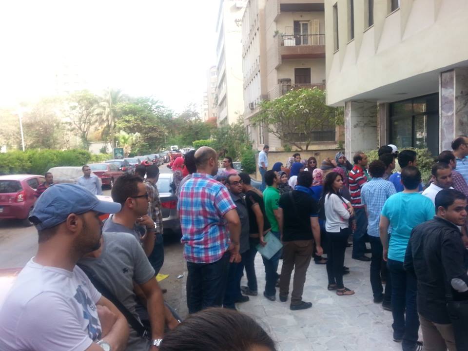 بالصور .. موظفو ” ديرانديل ” و “كيوى” يحاصرون “او تى فنشرز” للمطالبة برواتبهم المتأخرة