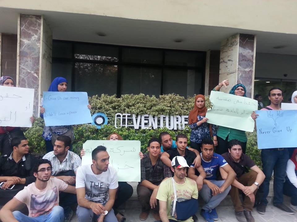 بالصور .. موظفو ” ديرانديل ” و “كيوى” يحاصرون “او تى فنشرز” للمطالبة برواتبهم المتأخرة