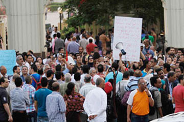 وزارة الثقافة تشهد وقفات لمعارضى ومؤيدى قرارات الوزير