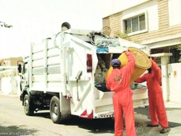 “الوطنيه” تتولي أعمال نظافة حى الهرم رسمياً