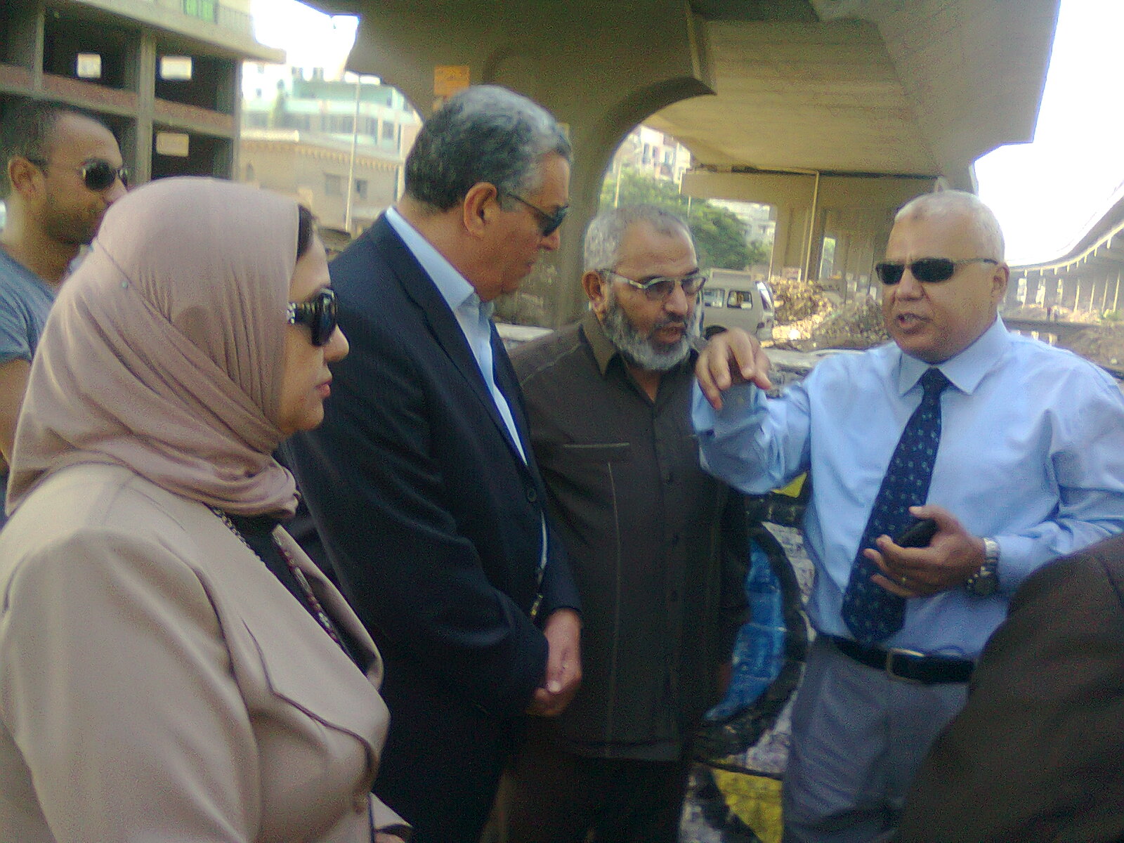 وزير الري يطمئن علي إزالة التشيونات علي جسر ترعة المريوطية لضمان سيولة المرور بالهرم