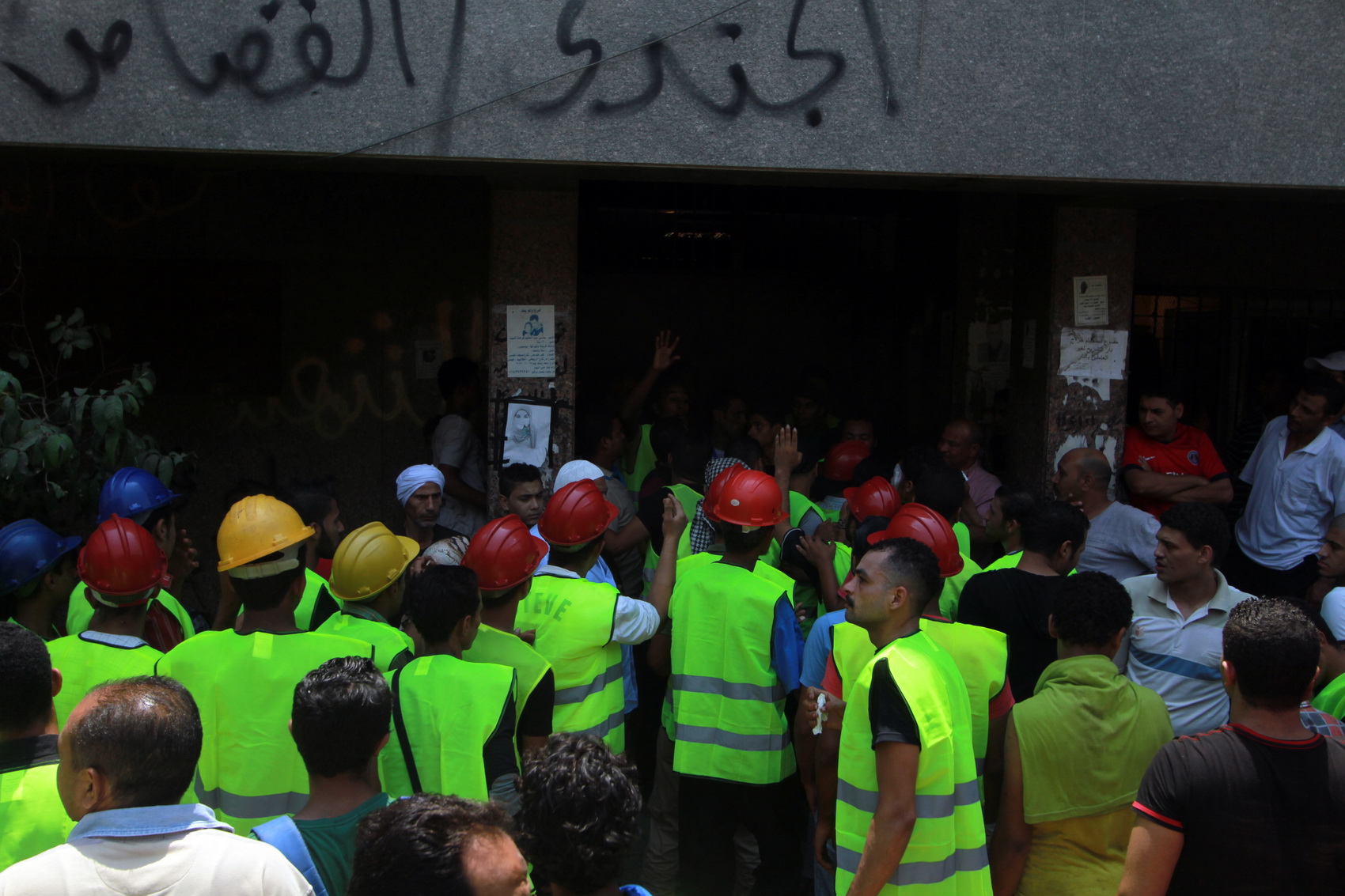 خروج جثة المتوفى عمرو عيد أحد افراد اللجان الشعبية بالتحرير من مشرحة زينهم