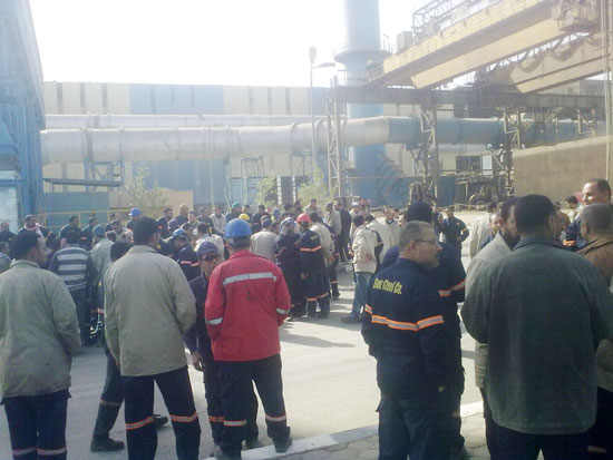 اعتصام المئات من عمال “السويس للصلب” بعد منع 14 عاملاً من دخول المصنع