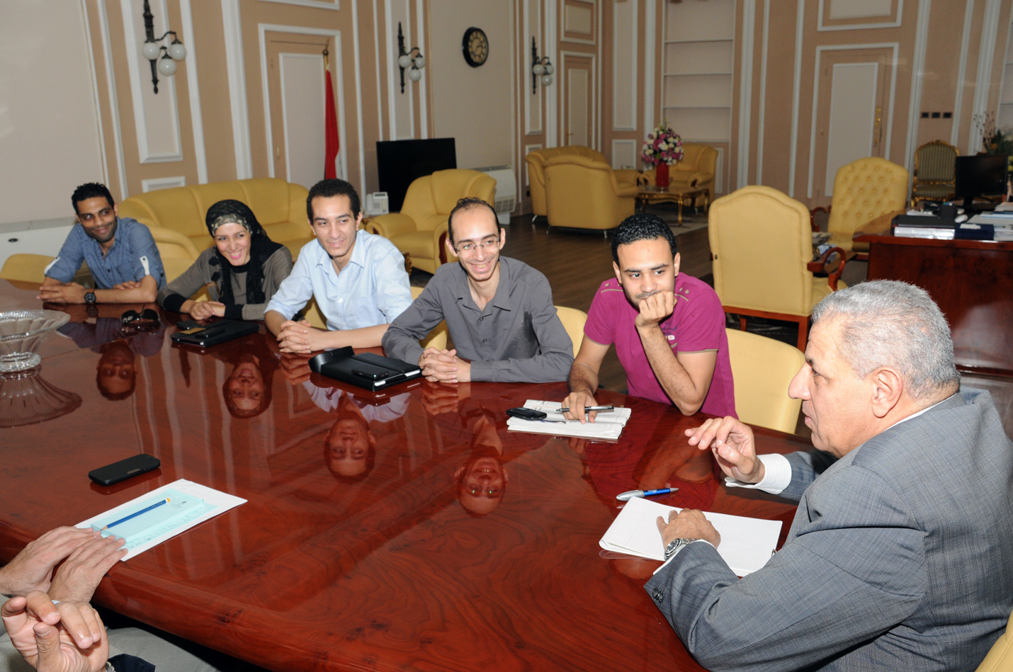 وزير الإسكان يشكل لجنة متخصصة لاختيار قيادات شابة لتعيينهم فى وظيفة “معاون وزير” بعد لقائه ” تمرد “