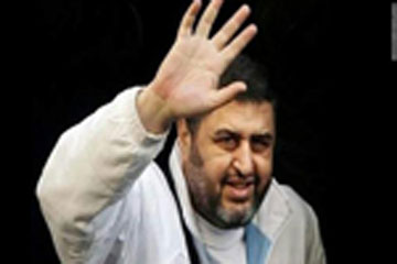 نجلتا الشاطر تزورانه داخل محبسه بسجن (العقرب) بطره