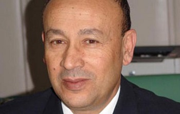 جولة مفاجئة لوزير الطيران بمطار القاهرة أمس