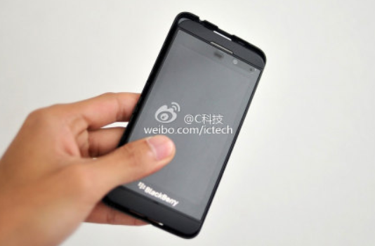 ننشر صور لهاتف “بلاك بيري” A10