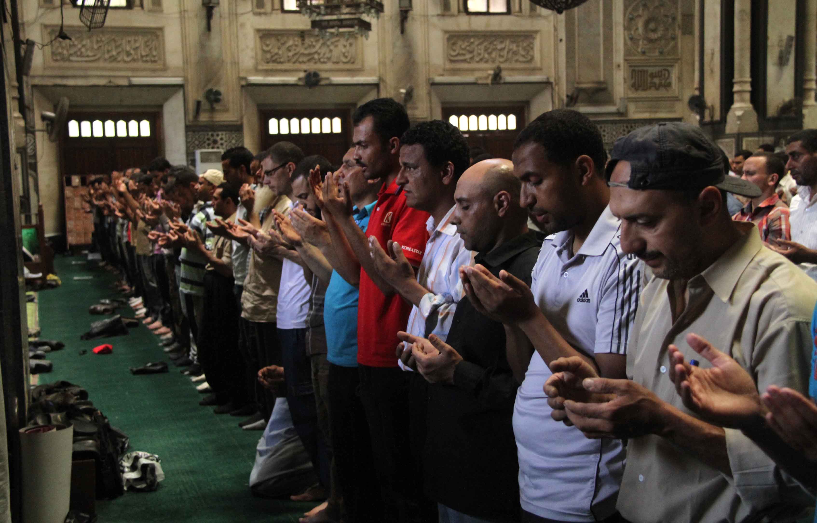 الإخوان يخرجون من مسجد﻿﻿ ا﻿﻿لفتح مع المصليين بعد صلا﻿ة الظهر