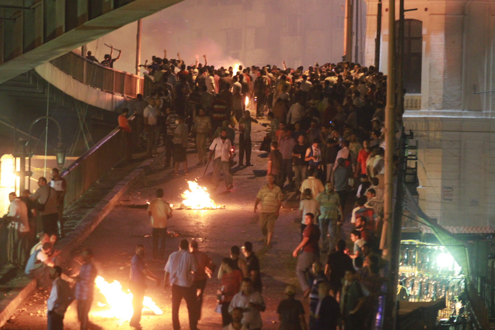 اشتباكات قوات الشرطة ﻿﻿با﻿لمتظاهرين بميدان ر﻿مسيس