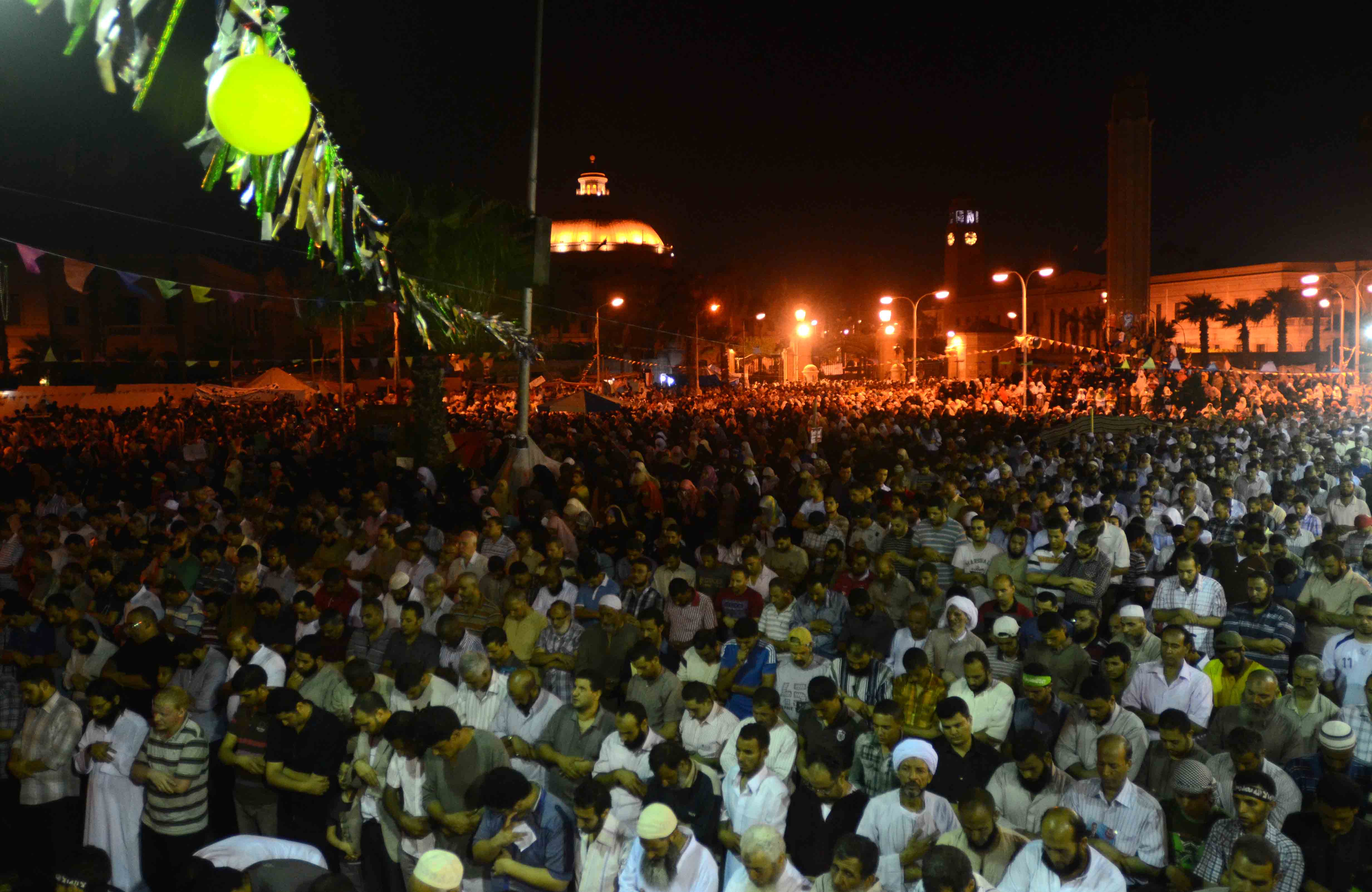 مؤيدى مرسى يصلون العشا﻿﻿ء والقيام امام جامعة القاهرة