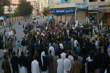 انطلاق مسيرات عدة بشوارع الغردقة انتظارا لبيان القوات المسلحة