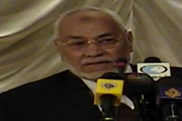 مهدي عاكف: متأكد أن مرسي سينتصر وسيكمل مدته للنهاية