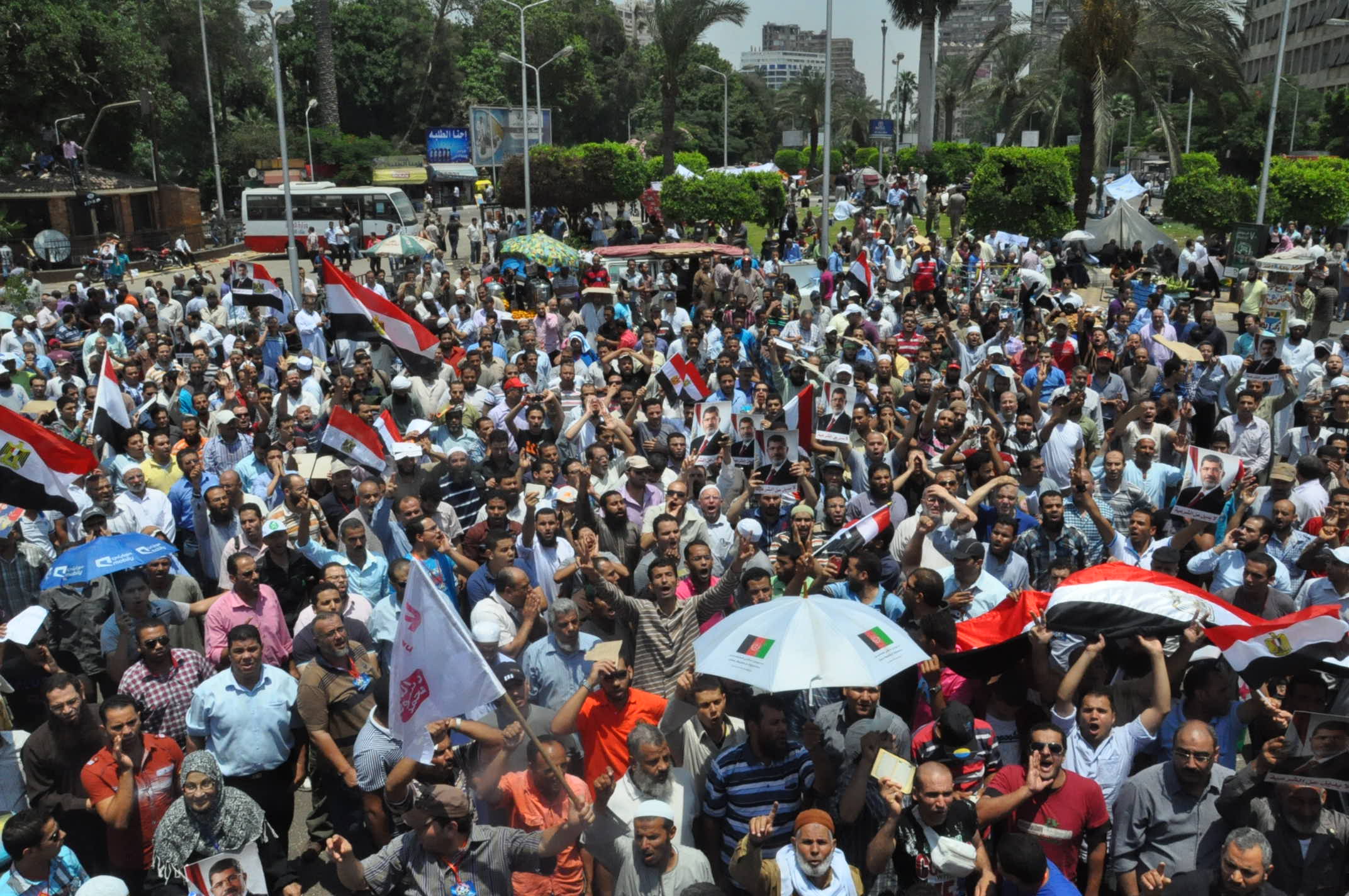 أمام جامعة القاهرة