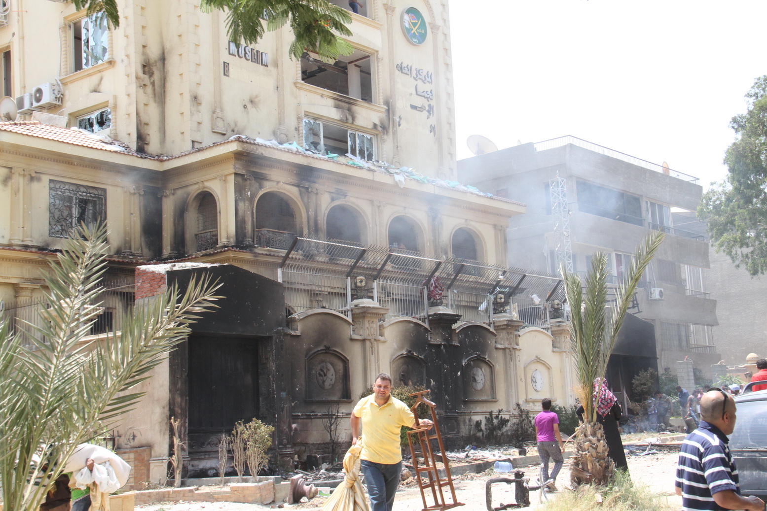 اقتحام المقر العام للإخوان المسلمين ونهب محتوياته