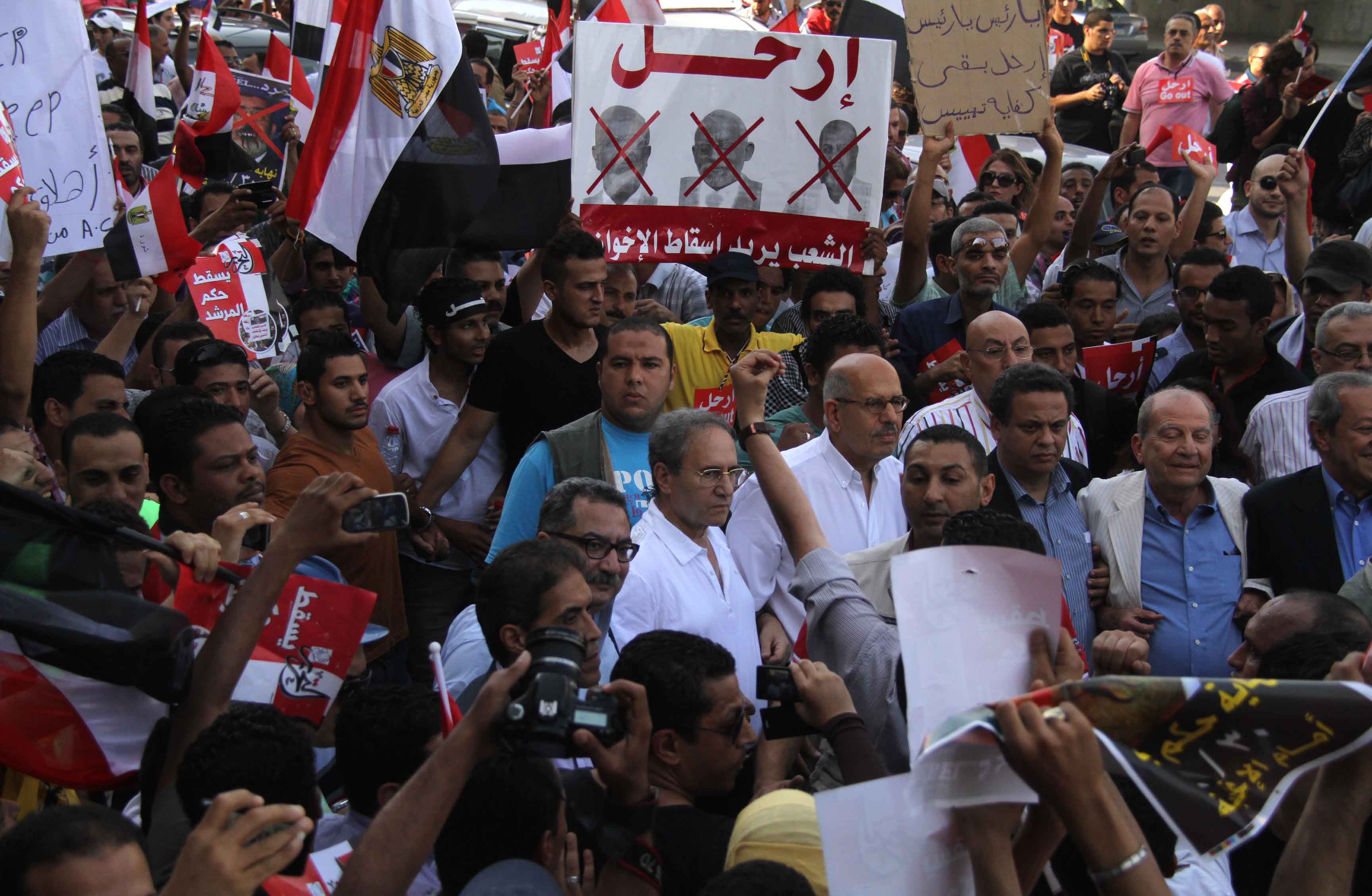 مسيرة مصطفى محمود – البرادعى وابراهيم عيسى وابو الغار ومنير فخرى واخريين والقبض على بلطجى يحمل رشاش