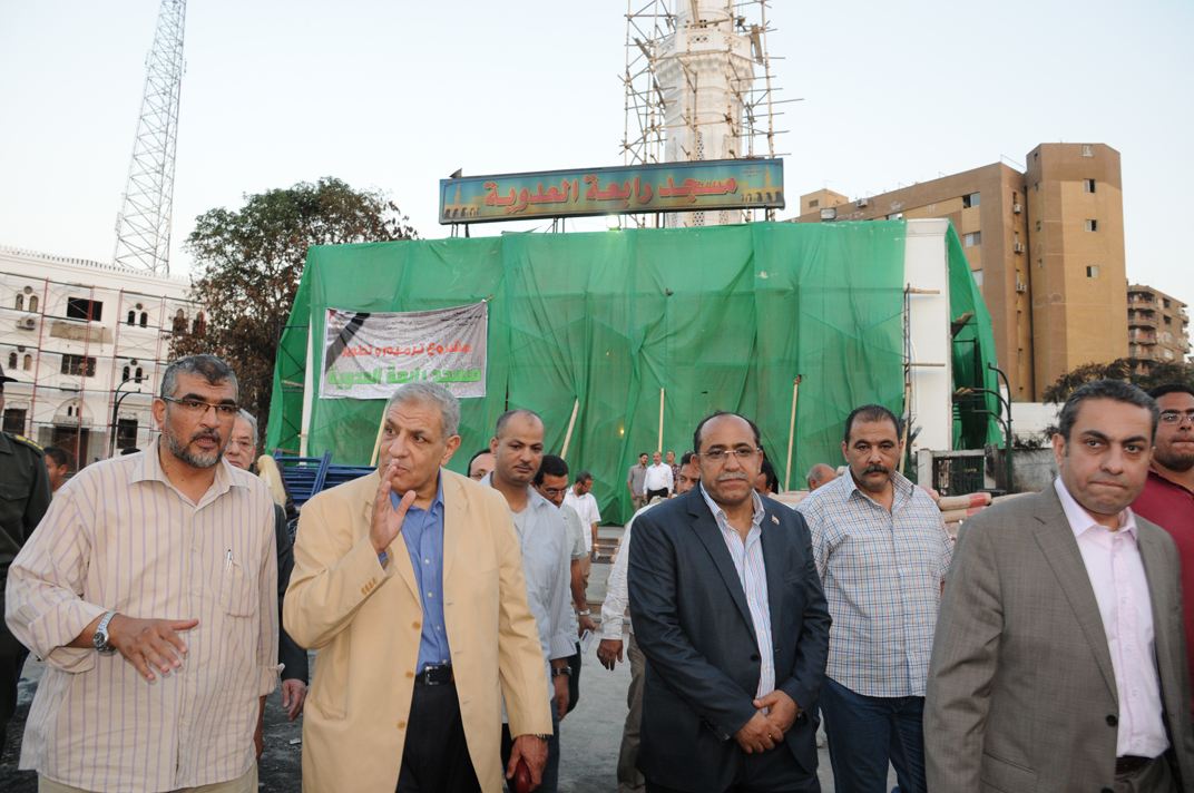 وزير الإسكان يقوم بزيارة لمواقع العمل بمنطقة رابعة العدوية