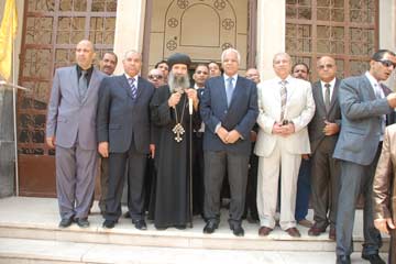 محافظ القاهرة يبحث تلفيات الكنائس في دير الأنبا برسوم بالمعصرة