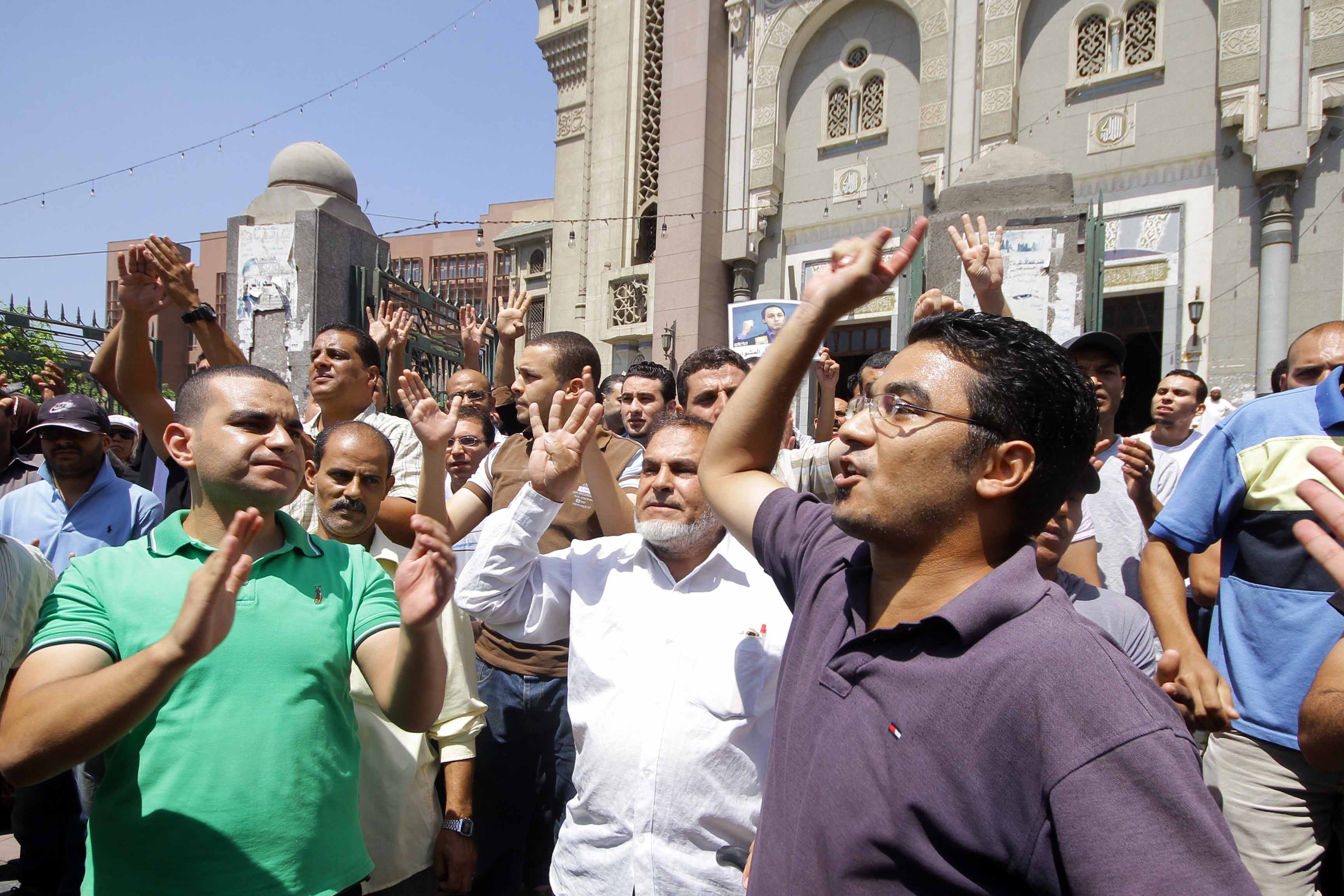 طرد اهالي العباسية لمسيرة الأخوان من مسجد النور و تحرك المسيرة الي ﻿الرحمن الرحيم