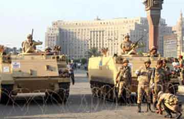 قوات الجيش تفتح ميدان التحرير أمام حركة مرور السيارات