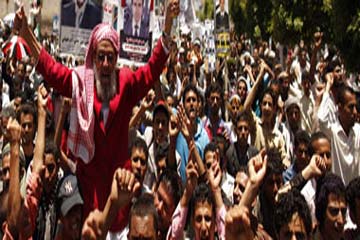 معتصمون من اخوان اليمن يطالبون بطرد السفير المصري