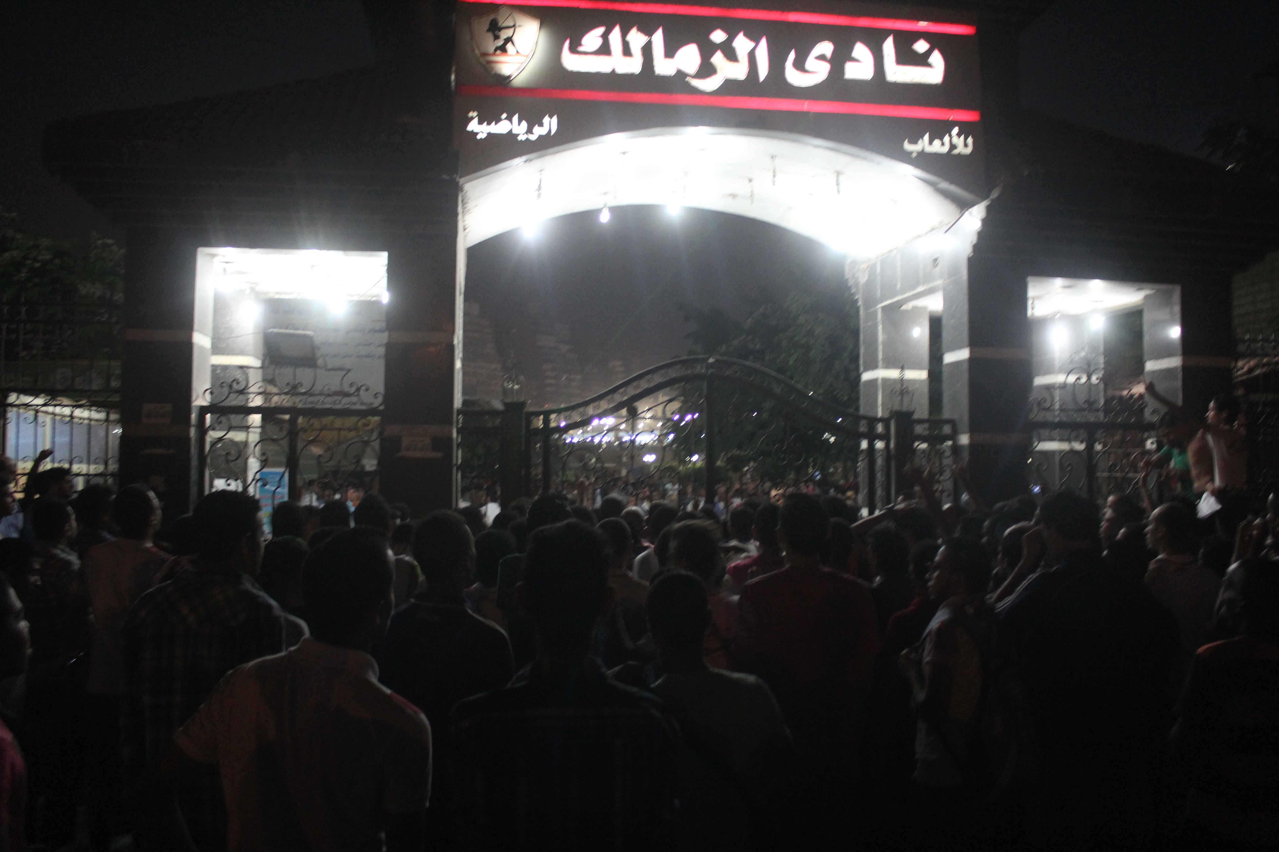 الوقفة الأحتجاجية لجماهير الزمالك امام النادى
