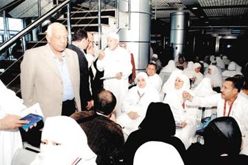 بوادر أزمة مع عودة المعتمرين نتيجة التخلفات وعدم تسجيل الأسماء