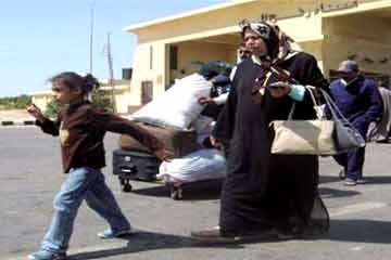 السلطات المصرية تعيد فتح معبر رفح مع غزة لعبور الفلسطينيين