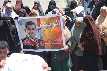 وقفة نسائية مؤيدة للرئيس المعزول أمام القائد إبراهيم بالإسكندرية