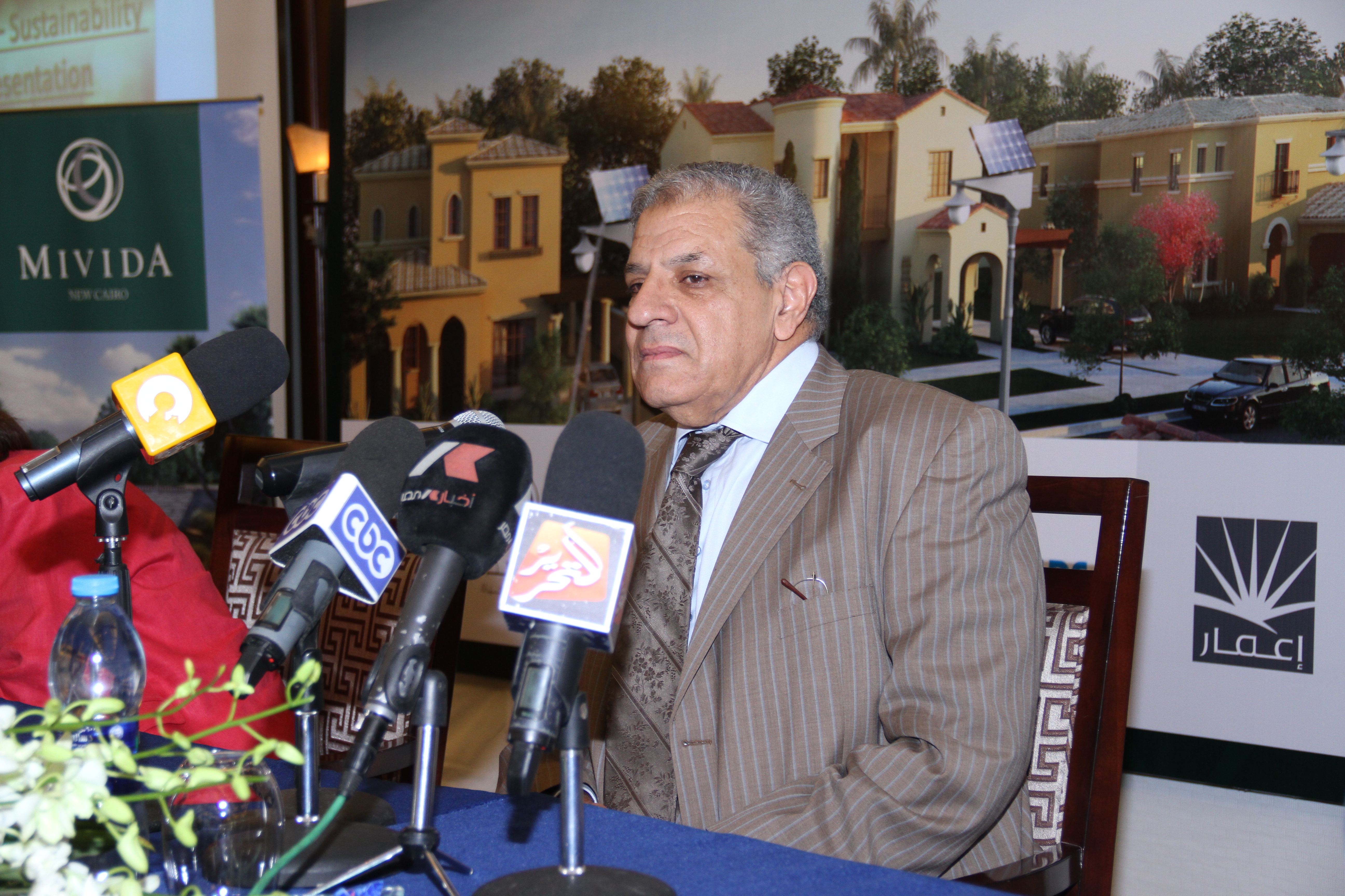 بالصور .. إعمار مصر تتعاقد مع فيليبس لإضاءة شوارع ميفيدا بالطاقة الشمسية