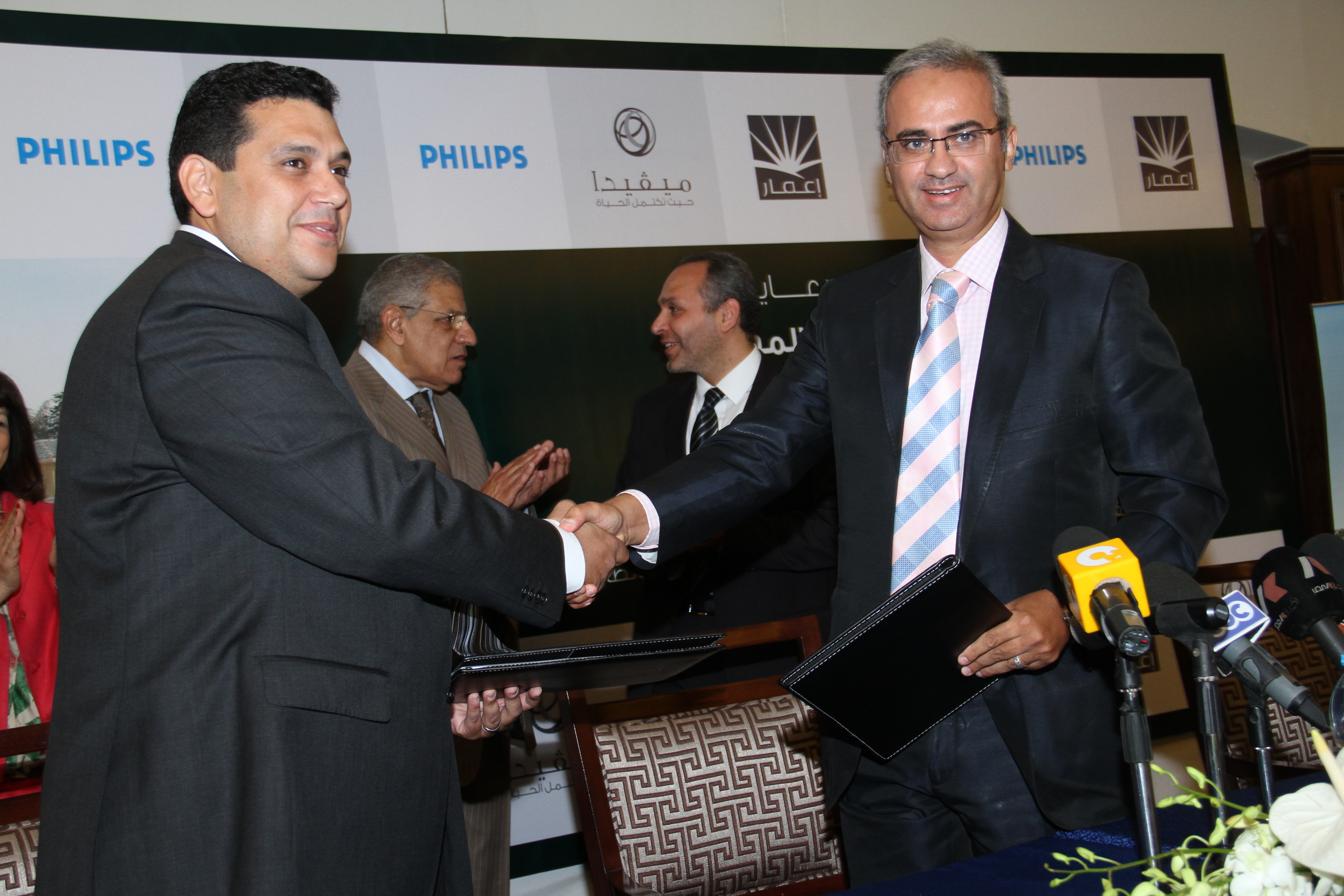 بالصور .. إعمار مصر تتعاقد مع فيليبس لإضاءة شوارع ميفيدا بالطاقة الشمسية