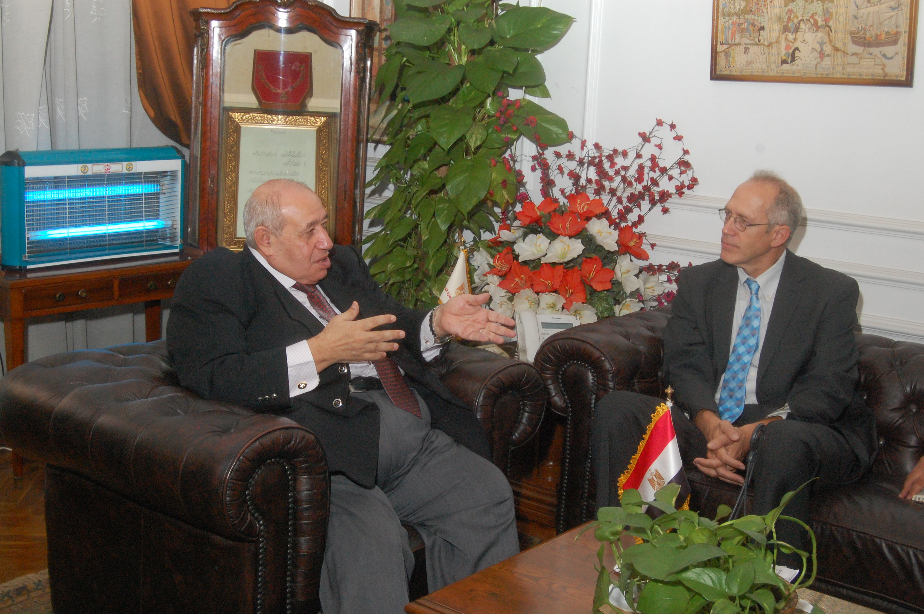 أبو شادى يبحث زيادة التعاون التجارى مع الوزير المفوض بالسفارة الأمريكية – بالقاهرة