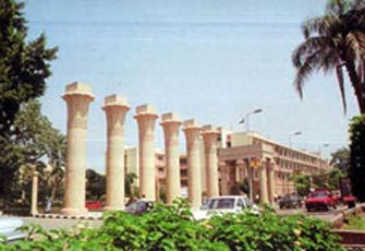 اشتباكات عنيفة بين مؤيدي ومعارضي مرسي بجامعة “عين شمس”