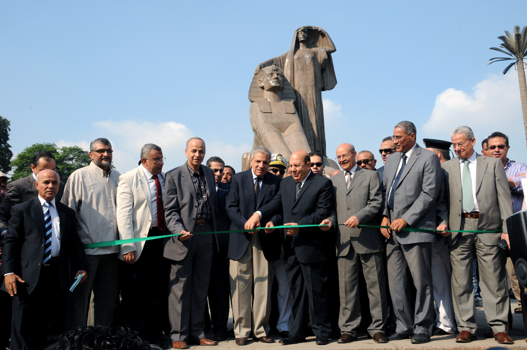 وزير الإسكان: التخريب الذى تم من دم الشعب..وتحية لكل عامل شارك فى تطوير ميدان النهضة