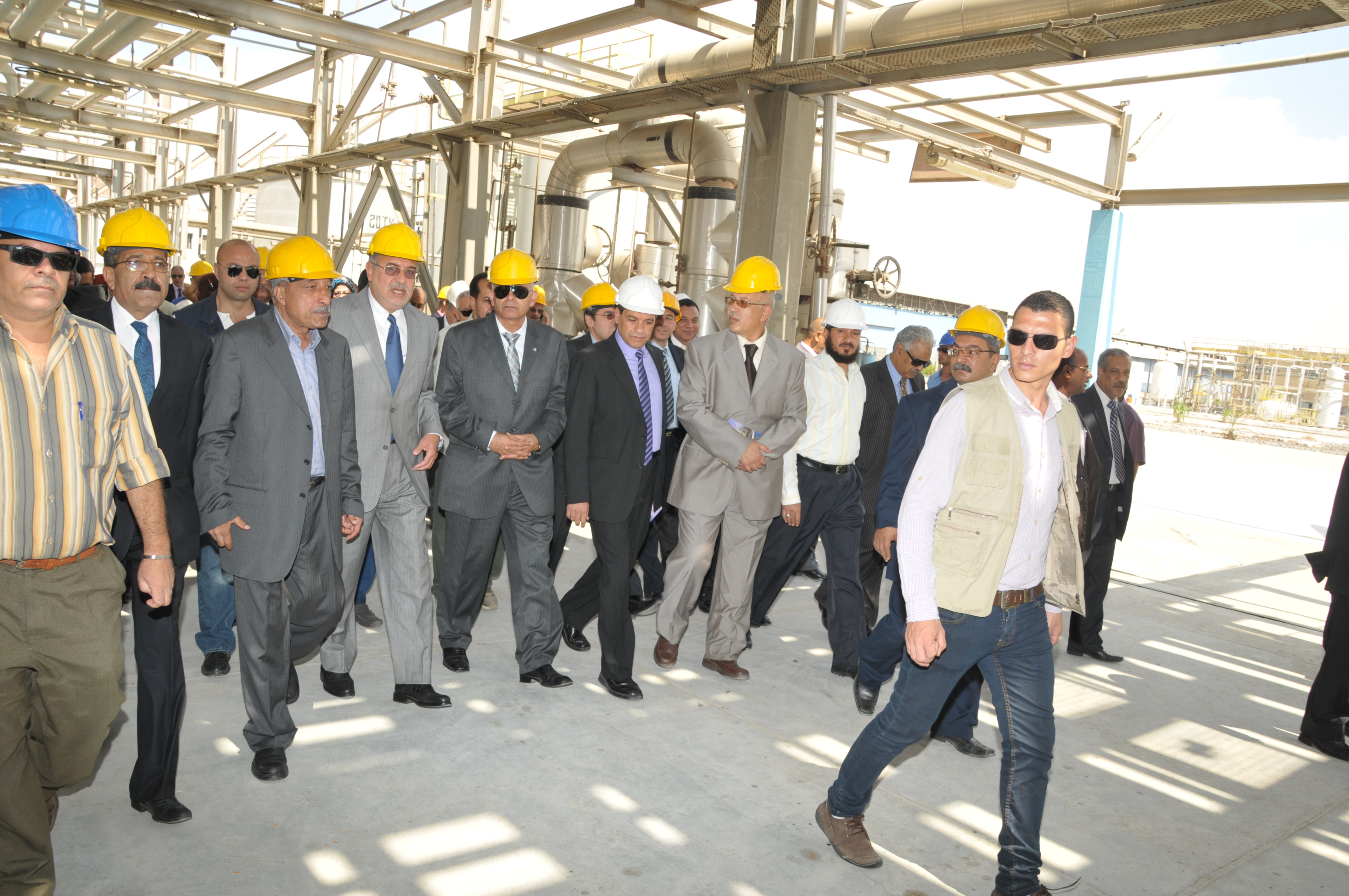 وزير البترول يقوم بجولة تفقدية لـ”شركة السويس لتصنيع البترول”