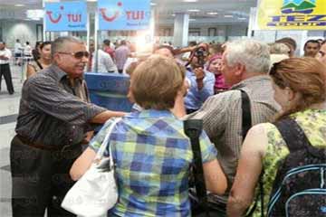 لأول مرة طلائع الافواج السياحية الاجنبية تصل مطار القاهرة