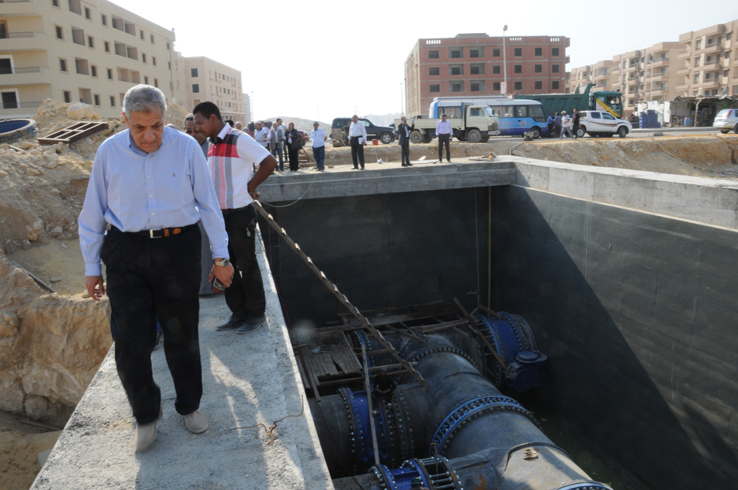 محلب يزور محطة مياه القاهرة الجديدة ويهدد بوضع الشركات المتقاعسة فى القائمة السوداء