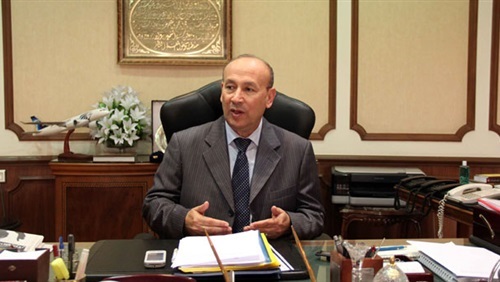 محافظ الوادى الجديد يلتقى وزير الطيران لبحث عودة “مصر للطيران”إلى المحافظة