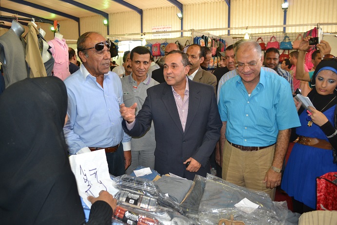 محافظ الإسماعيلية يفتتح المعرض السنوي للسلع والمستلزمات المدرسية بمركز شباب الشيخ زايد بمشاركة 40 عارض ..