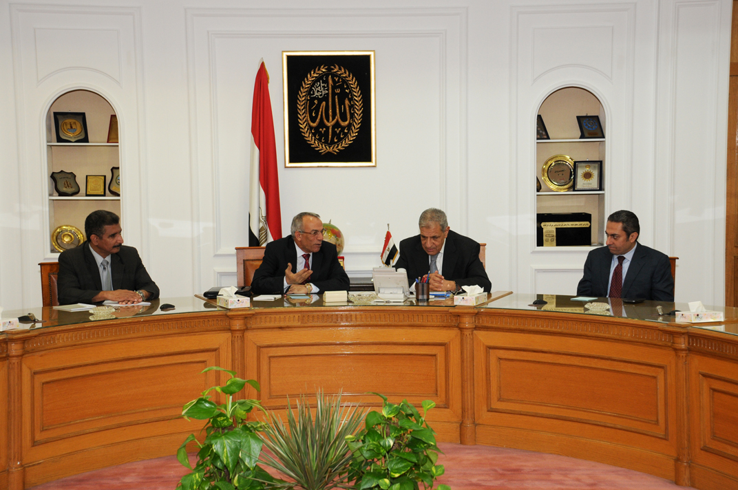 محلب يبحث مع محافظ شمال سيناء حل مشاكل مشروعات التنمية التى تنفذها الإسكان