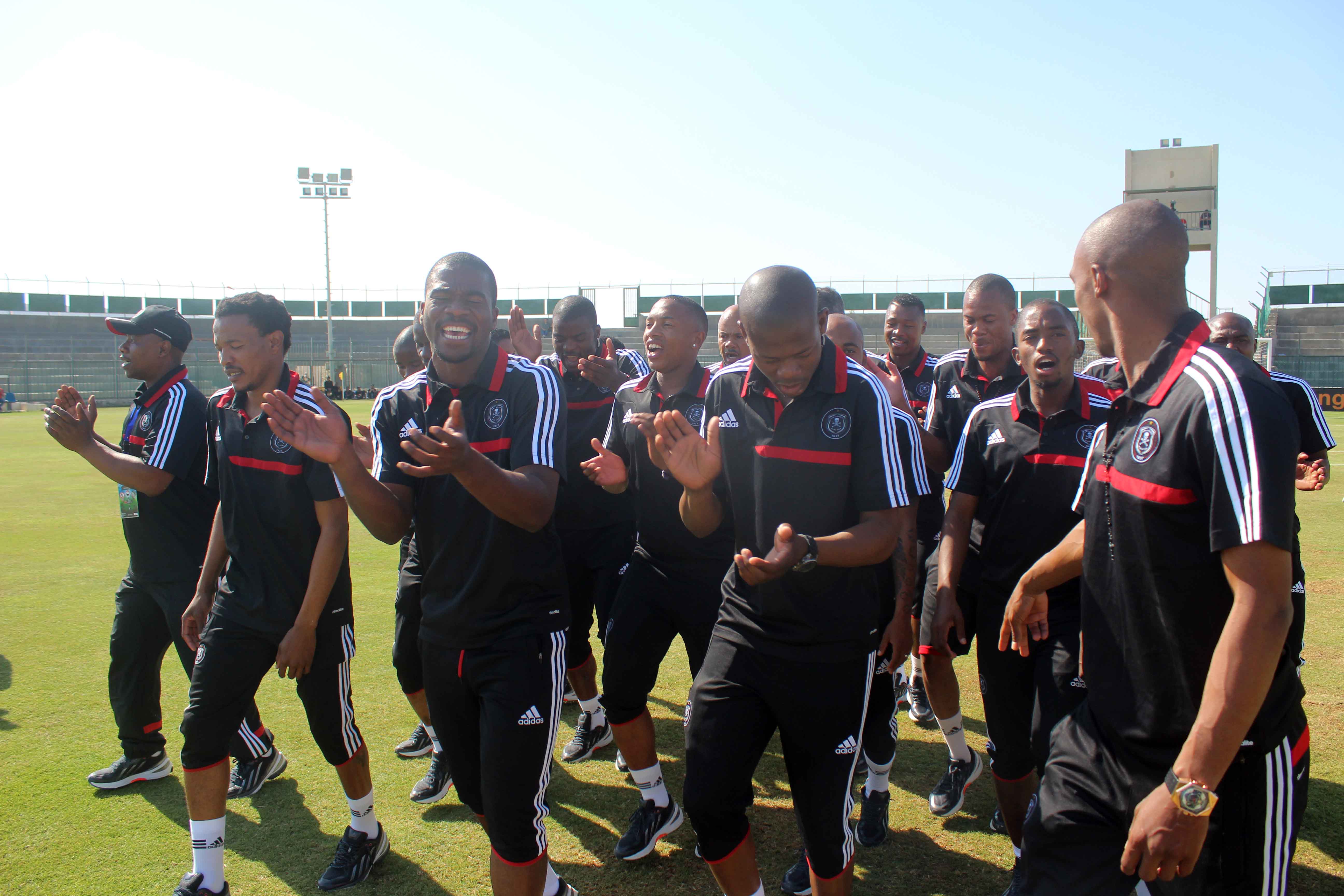 لاعبى ليوبار يعملون اعمال سحر فى ملعب الجونة