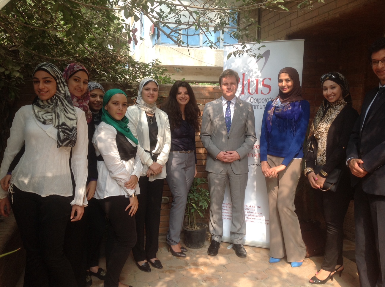 نائب السفير البريطانى بالقاهرة يقوم بجولة تفقدية للمؤسسات الاعلامية المصرية