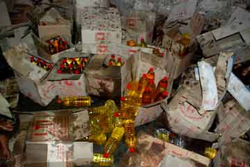 ضبط مصنع لتعبئة زيت الطعام المغشوش غرب الاسكندرية