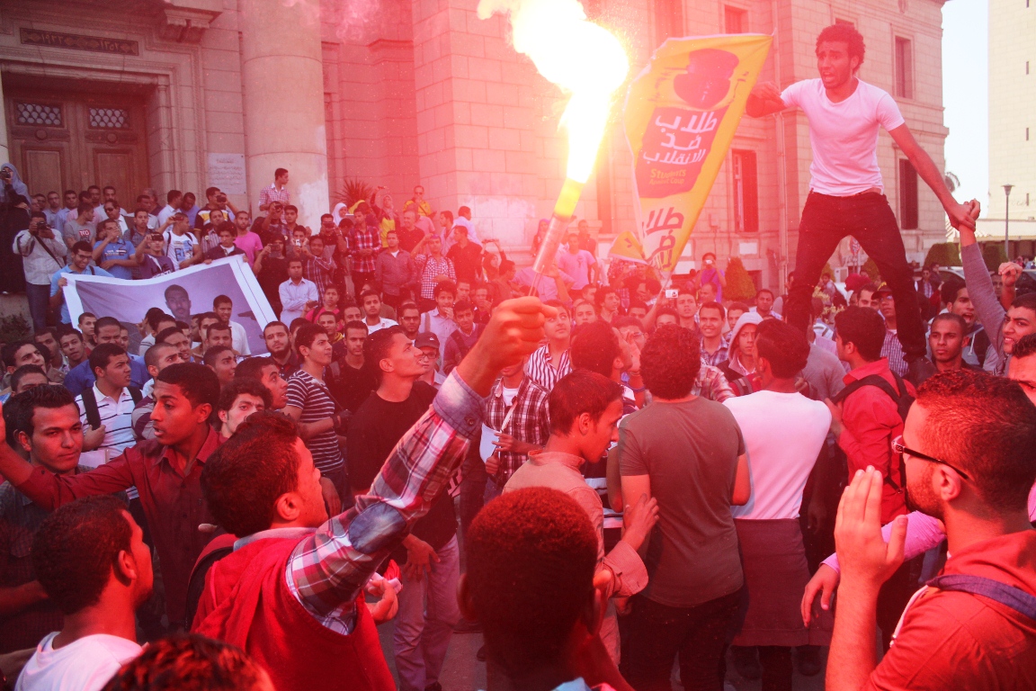 اشعال الشماريخ داخل جامعة القاهرة فى مظاهرة لـ “طلبة ضد الانقلاب”