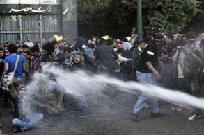 تفريق مظاهرة مناهضة لمحاكمة المدنيين عسكرياً وتوقيف متظاهرين وصحفيين فى أول تطبيق لقانون التظاهر