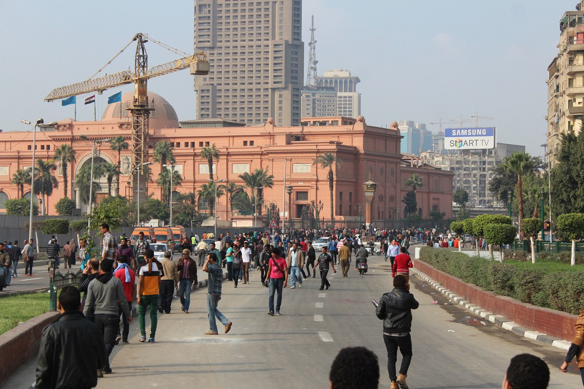 اشتباكات ميدان التحرير بين مؤيدى ومعارضى السيسي والقاء الامن قنابل مسيلة للدموع