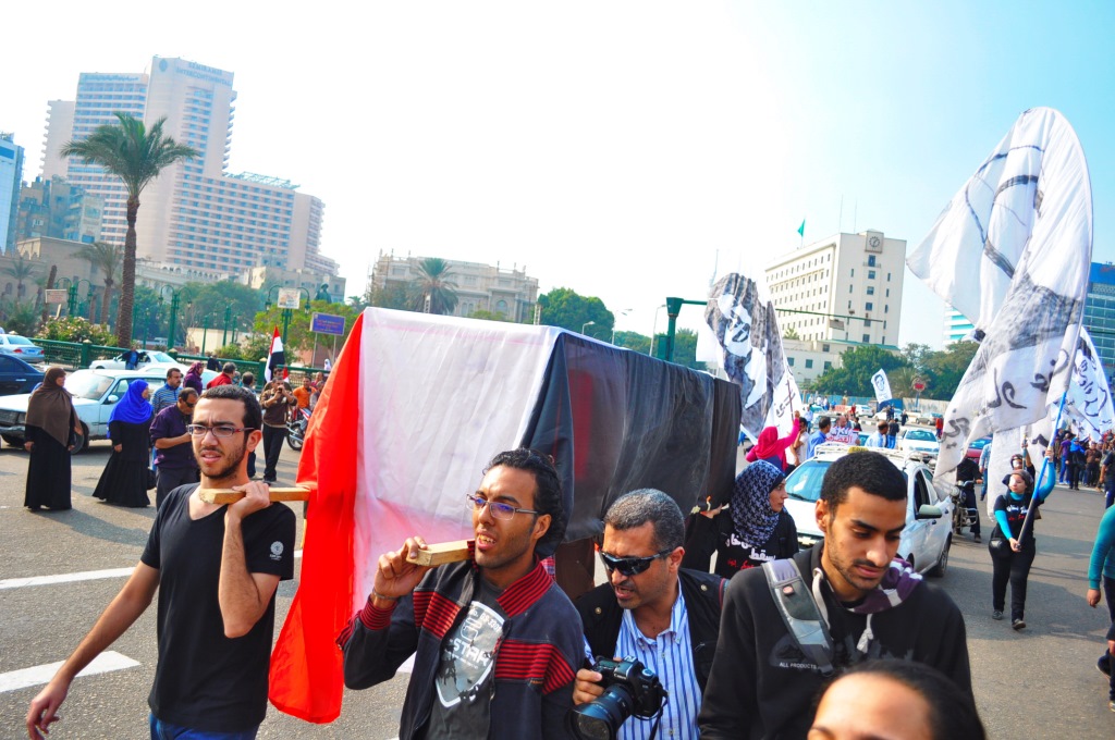 اشتباكات ميدان التحرير بين مؤيدى ومعارضى السيسي والقاء الامن قنابل مسيلة للدموع