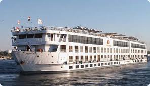 الفنادق العائمة