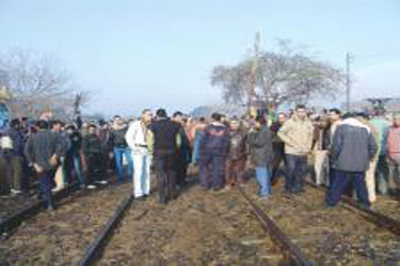 عمال سمنود يقطعون خط قطارات طنطا/المحلة لعدم صرف رواتبهم