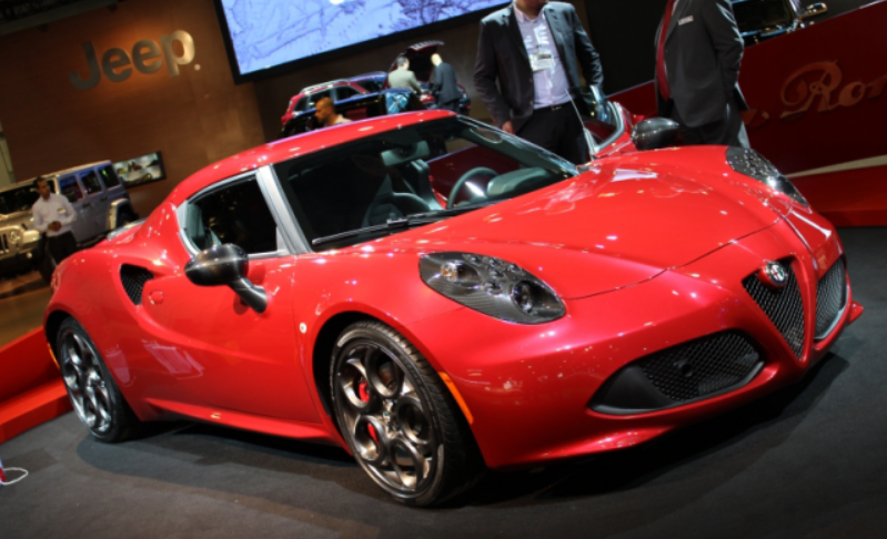 إطلاق “ألفا روميو 4C” بمنطقة الشرق الأوسط في معرض دبي